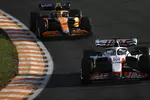 Foto zur News: Kevin Magnussen (Haas) und Lando Norris (McLaren)