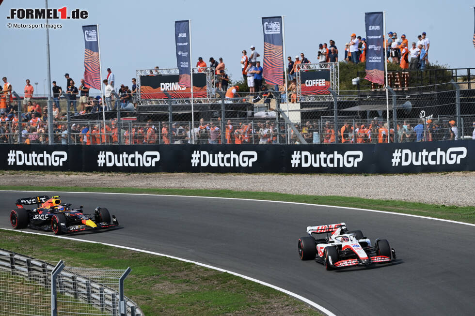 Foto zur News: Kevin Magnussen (Haas) und Sergio Perez (Red Bull)