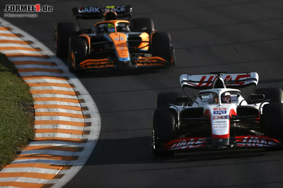 Foto zur News: Kevin Magnussen (Haas) und Lando Norris (McLaren)