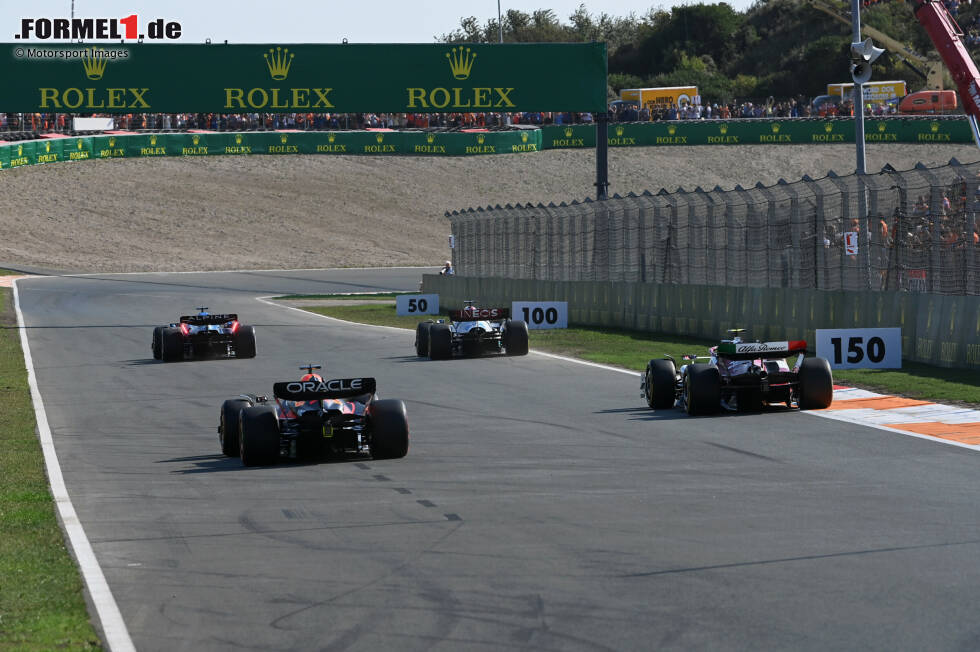 Guanyu Zhou (Alfa Romeo), Fernando Alonso (Alpine), George Russell (Mercedes) und Max Verstappen (Red Bull) Guanyu Zhou (Alfa Romeo), Fernando Alonso (Alpine), George Russell (Mercedes) und Max Verstappen (Red Bull)