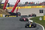 Foto zur News: Max Verstappen (Red Bull), Charles Leclerc (Ferrari) und Carlos Sainz (Ferrari)