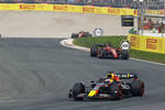 Foto zur News: Max Verstappen (Red Bull), Charles Leclerc (Ferrari) und Carlos Sainz (Ferrari)