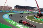 Foto zur News: Charles Leclerc (Ferrari), Carlos Sainz (Ferrari), Lewis Hamilton (Mercedes) und Sergio Perez (Red Bull)