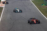 Foto zur News: Carlos Sainz (Ferrari), Lewis Hamilton (Mercedes) und Sergio Perez (Red Bull)