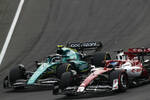 Foto zur News: Sebastian Vettel (Aston Martin) und Valtteri Bottas (Alfa Romeo)