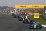 Foto zur News: Lewis Hamilton (Mercedes), Nicholas Latifi (Williams) und Max Verstappen (Red Bull)