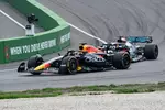 Foto zur News: Max Verstappen (Red Bull) und George Russell (Mercedes)