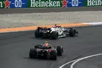 Foto zur News: Lewis Hamilton (Mercedes) und Sergio Perez (Red Bull)