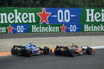 Foto zur News: Lando Norris (McLaren) und Fernando Alonso (Alpine)