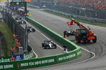 Foto zur News: Valtteri Bottas (Alfa Romeo) und Lewis Hamilton (Mercedes)
