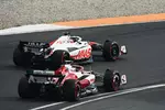 Foto zur News: Guanyu Zhou (Alfa Romeo) und Kevin Magnussen (Haas)