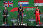Foto zur News: George Russell (Mercedes), Max Verstappen (Red Bull) und Charles Leclerc (Ferrari)