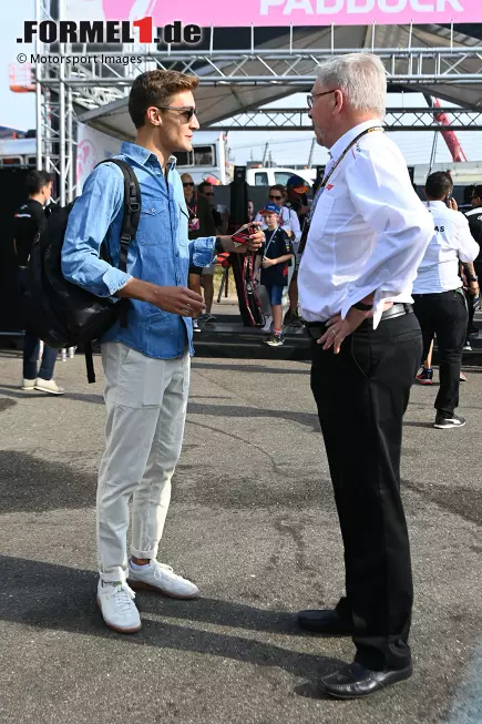 Foto zur News: George Russell (Mercedes) und Ross Brawn