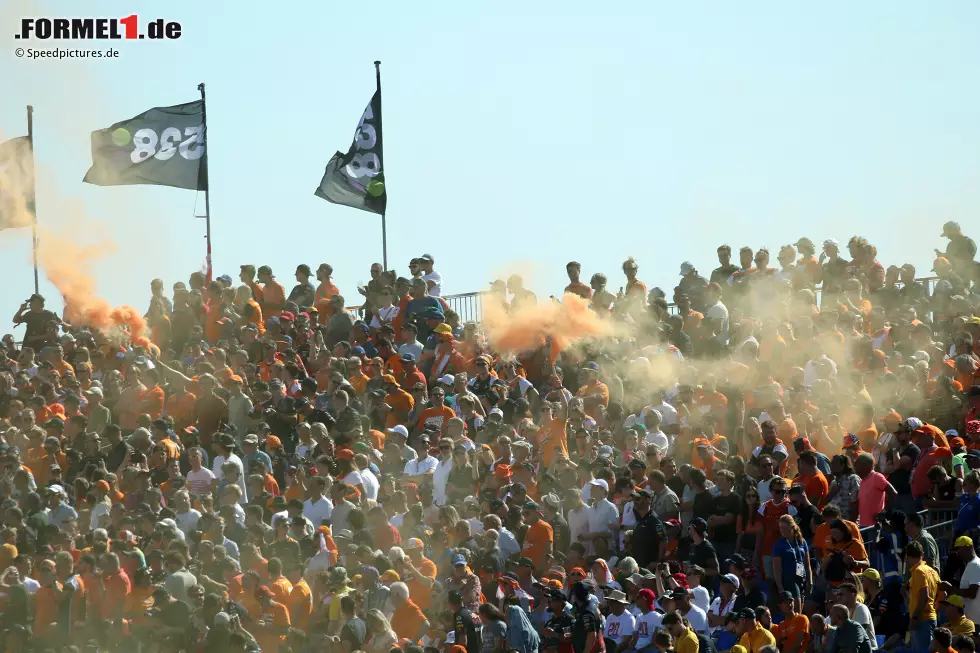 Foto zur News: Fans in Zandvoort