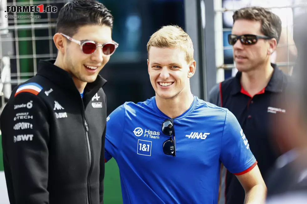 Foto zur News: Esteban Ocon (Alpine) und Mick Schumacher (Haas)