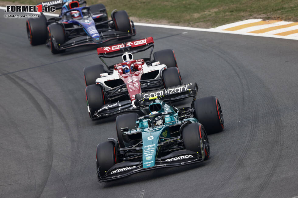 Foto zur News: Sebastian Vettel (Aston Martin), Valtteri Bottas (Alfa Romeo) und Nicholas Latifi (Williams)