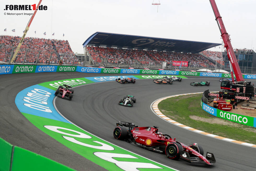 Foto zur News: Charles Leclerc (Ferrari), Carlos Sainz (Ferrari), Lewis Hamilton (Mercedes) und Sergio Perez (Red Bull)