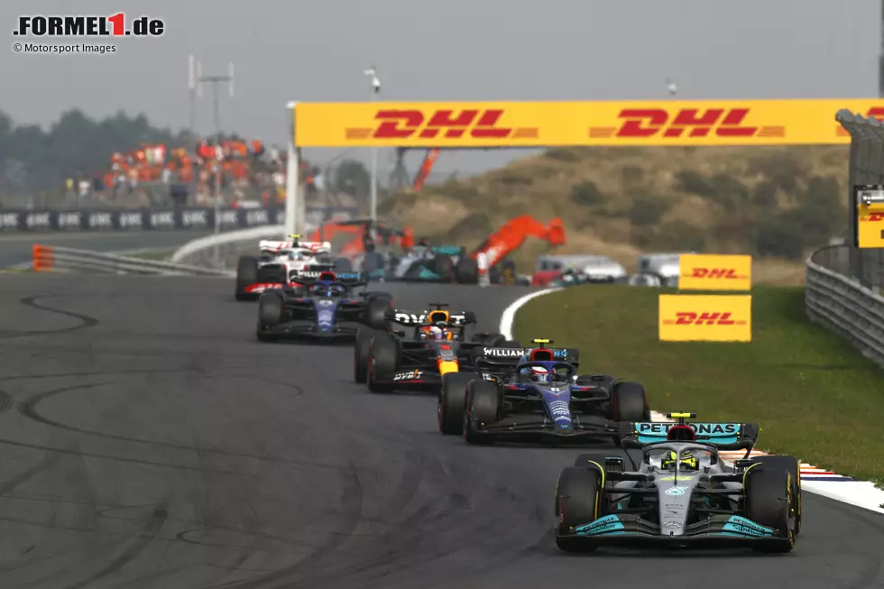 Foto zur News: Lewis Hamilton (Mercedes), Nicholas Latifi (Williams) und Max Verstappen (Red Bull)