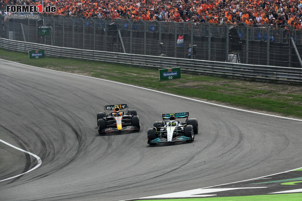 Foto zur News: Lewis Hamilton (Mercedes) und Sergio Perez (Red Bull)