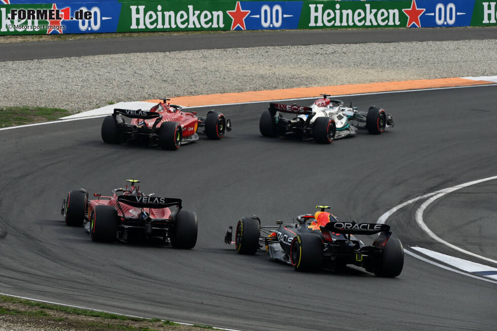 Foto zur News: George Russell (Mercedes), Charles Leclerc (Ferrari), Carlos Sainz (Ferrari) und Sergio Perez (Red Bull)
