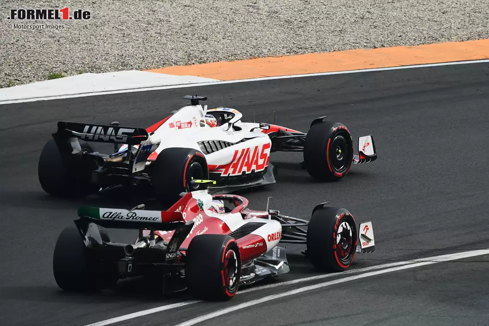 Foto zur News: Guanyu Zhou (Alfa Romeo) und Kevin Magnussen (Haas)