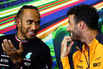 Foto zur News: Lewis Hamilton (Mercedes) und Daniel Ricciardo (McLaren)