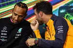 Foto zur News: Lewis Hamilton (Mercedes) und Daniel Ricciardo (McLaren)