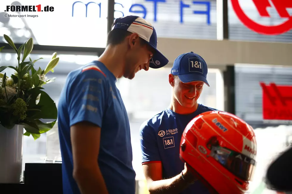 Foto zur News: Mick Schumacher (Haas) mit Esteban Ocon (Alpine)