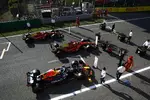 Foto zur News: Max Verstappen (Red Bull), Charles Leclerc (Ferrari) und Carlos Sainz (Ferrari)