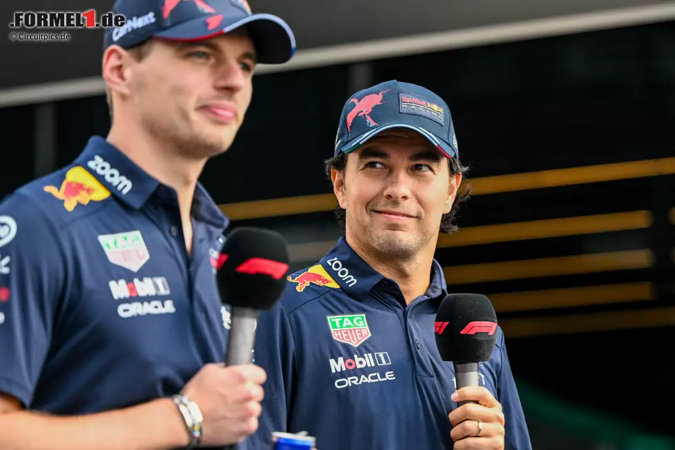 Foto zur News: Max Verstappen (Red Bull), Sergio Perez (Red Bull)