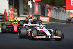 Foto zur News: Kevin Magnussen (Haas), Carlos Sainz (Ferrari) und Sergio Perez (Red Bull)