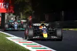 Foto zur News: Max Verstappen (Red Bull) und George Russell (Mercedes)