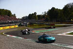 Foto zur News: George Russell (Mercedes), Kevin Magnussen (Haas) und Carlos Sainz (Ferrari)