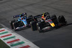 Foto zur News: Sergio Perez (Red Bull) und Esteban Ocon (Alpine)