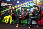 Foto zur News: Charles Leclerc (Ferrari), Max Verstappen (Red Bull) und George Russell (Mercedes)