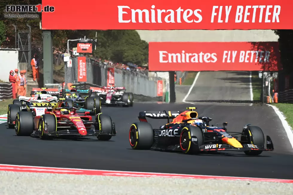 Foto zur News: Sergio Perez (Red Bull) und Carlos Sainz (Ferrari)