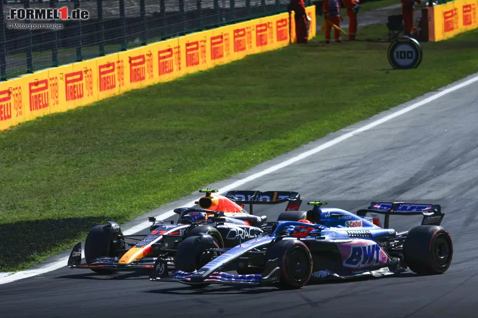 Foto zur News: Sergio Perez (Red Bull) und Esteban Ocon (Alpine)