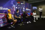 Foto zur News: Alexander Albon, Lando Norris (McLaren), Esteban Ocon (Alpine), Mick Schumacher (Haas) und Lewis Hamilton (Mercedes)