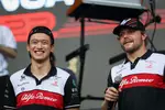 Foto zur News: Guanyu Zhou (Alfa Romeo) und Valtteri Bottas (Alfa Romeo)