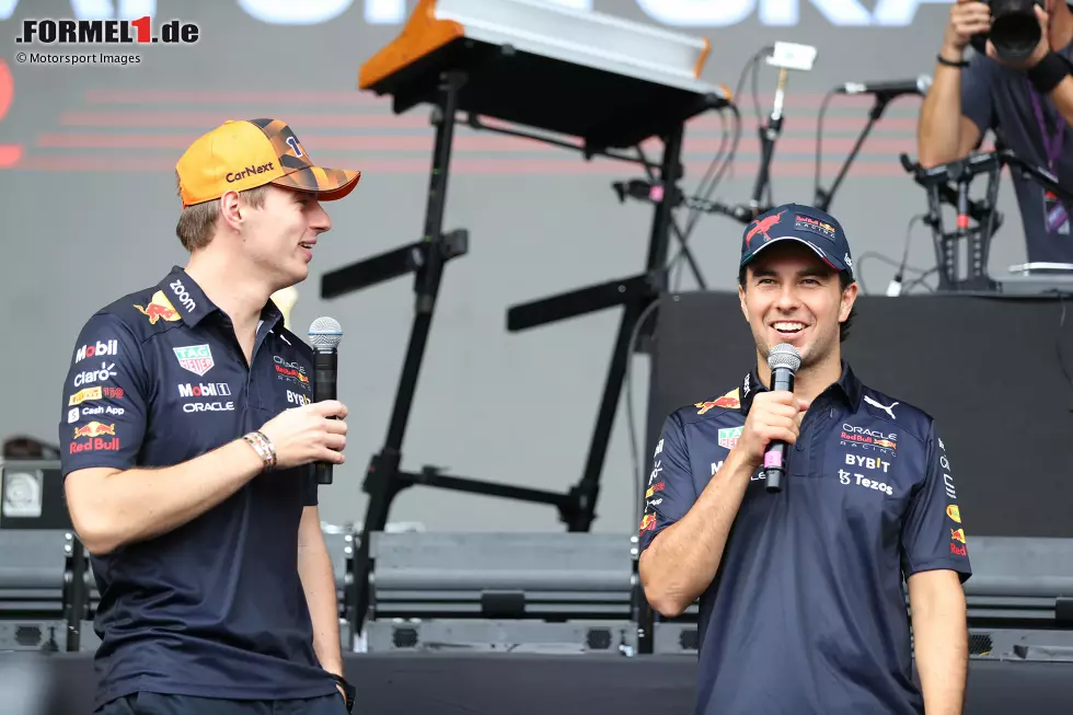 Foto zur News: Max Verstappen (Red Bull) und Sergio Perez (Red Bull)