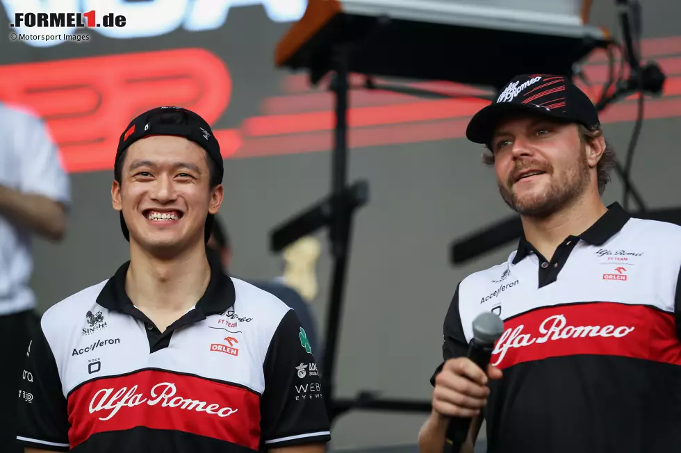 Foto zur News: Guanyu Zhou (Alfa Romeo) und Valtteri Bottas (Alfa Romeo)