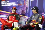 Foto zur News: Charles Leclerc (Ferrari) und Sergio Perez (Red Bull)