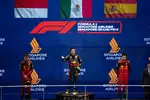 Foto zur News: Charles Leclerc (Ferrari), Sergio Perez (Red Bull) und Carlos Sainz (Ferrari)