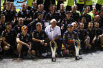 Foto zur News: Max Verstappen (Red Bull), Christian Horner, Helmut Marko, Sergio Perez (Red Bull) und Adrian Newey