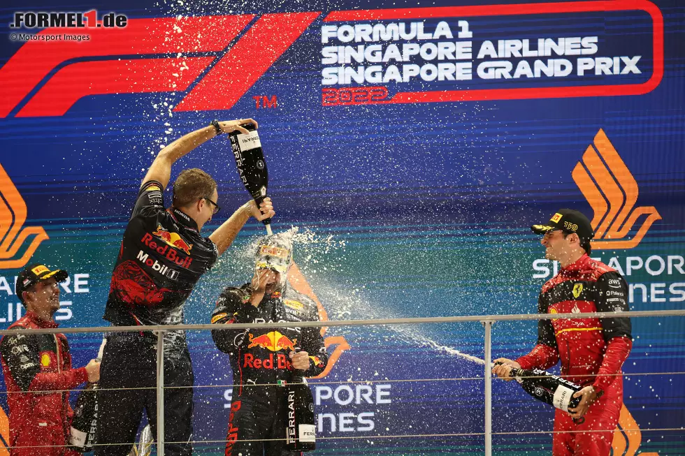 Foto zur News: Sergio Perez (Red Bull) und Carlos Sainz (Ferrari)