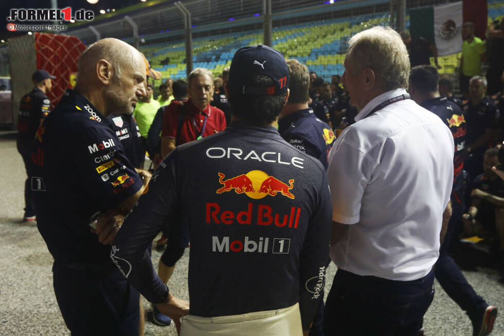 Foto zur News: Sergio Perez (Red Bull), Adrian Newey und Helmut Marko
