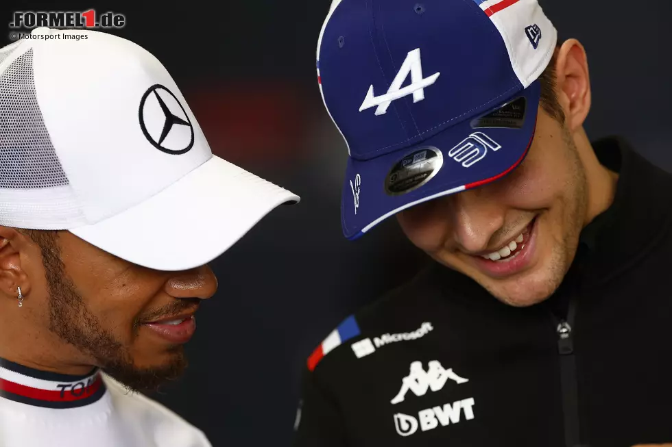 Foto zur News: Lewis Hamilton (Mercedes) und Esteban Ocon (Alpine)