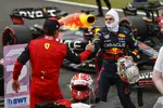 Foto zur News: Charles Leclerc (Ferrari) und Max Verstappen (Red Bull)