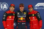 Foto zur News: Charles Leclerc (Ferrari), Max Verstappen (Red Bull) und Carlos Sainz (Ferrari)