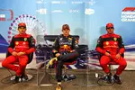 Foto zur News: Charles Leclerc (Ferrari), Max Verstappen (Red Bull) und Carlos Sainz (Ferrari)